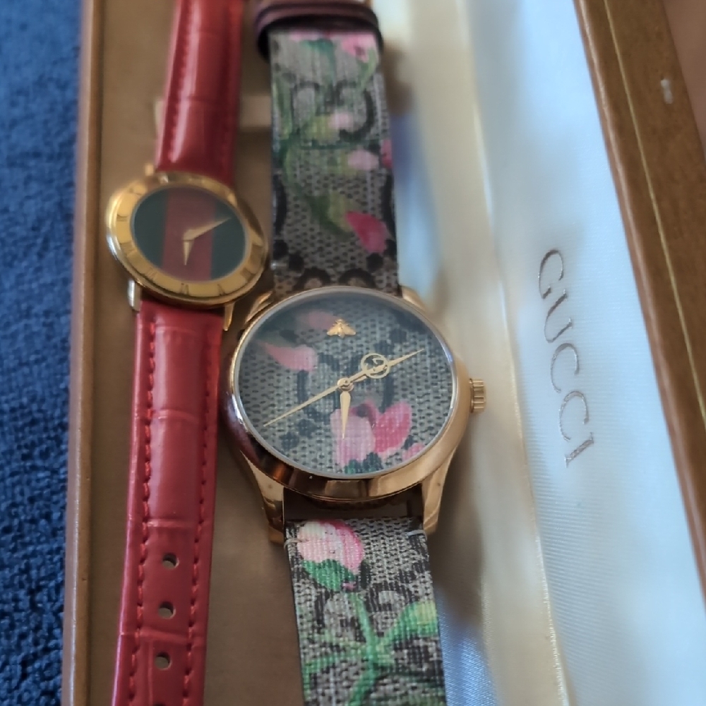 Gucci Women's Red and Floral Watch Set